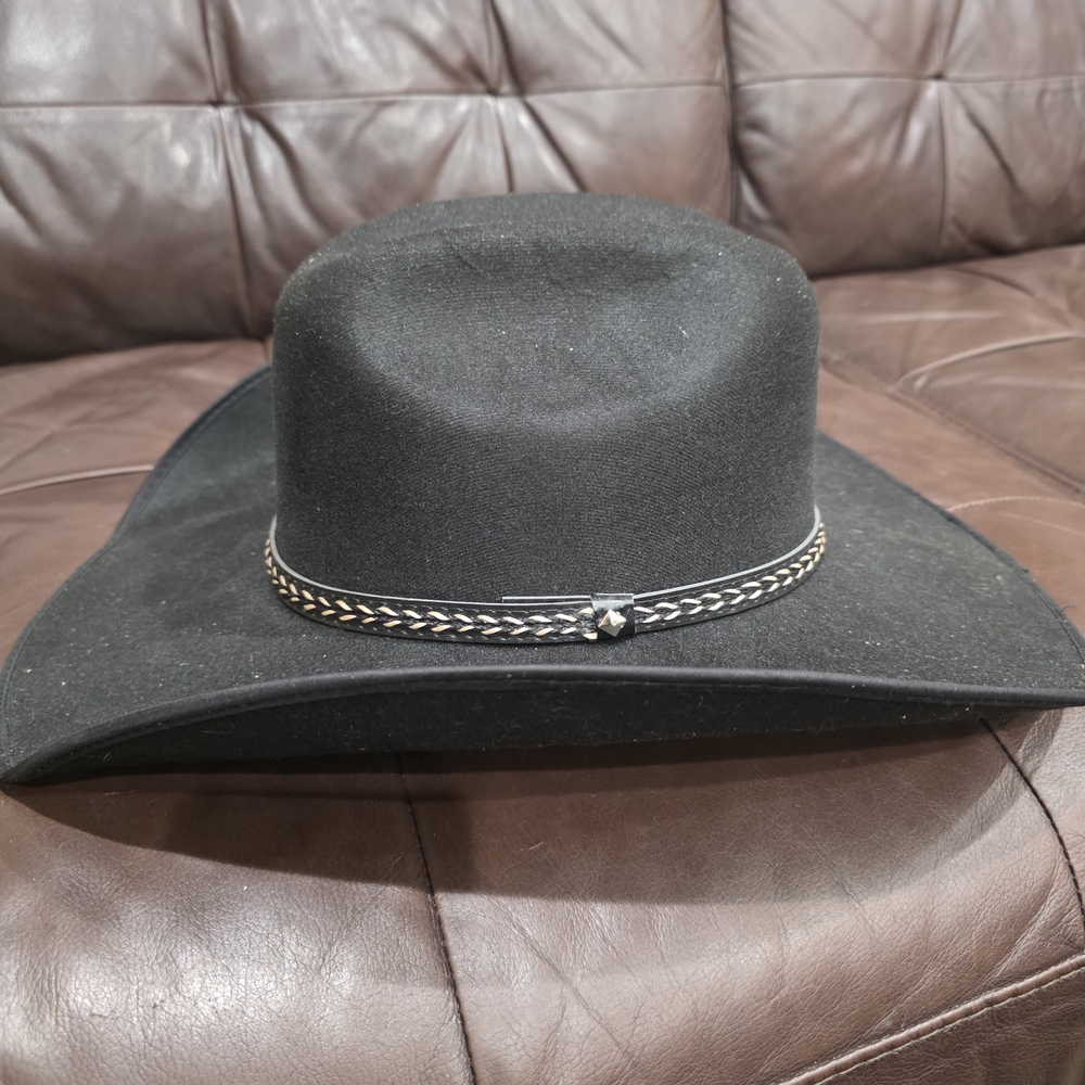Elegant Black Western Hat with Braided Detail - Picture 2 of 4